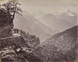 Die oberen Himalayas. Blick auf die neue Straße zwischen Indien und China. Mt. Pangi mit den schneebedeckten Gipfeln Chinas in der Ferne von Samuel Bourne