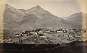 Das Dorf Kibber, Spiti, mit Chikkim in der Ferne von Samuel Bourne
