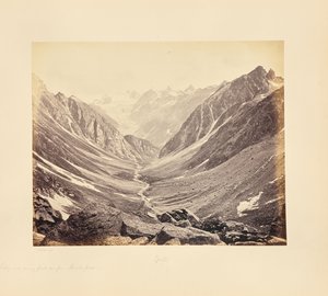Tal und schneebedeckte Gipfel, vom Hampta-Pass auf der Spiti-Seite aus gesehen von Samuel Bourne