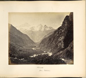 Bewaldetes Tal von Fulaldaru aus, mit den Srikanta-Gipfeln in der Ferne von Samuel Bourne