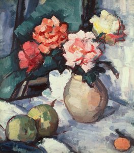 Gemischte Rosen in einer braunen Vase mit einer Tasse, Untertasse und Äpfeln
