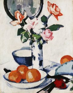 Rosa und Mandarinenrosen in einer blau-weißen Bechervase mit Orangen in einer Schale und einem schwarzen Fächer