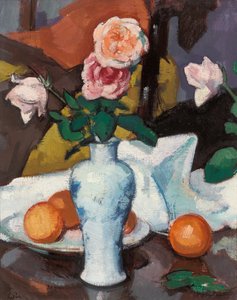 Rosen in einer Vase mit Orangen und einem weißen Tischtuch