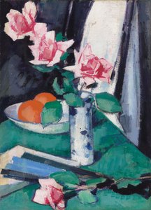 Stillleben mit rosa Rosen und Orangen in einer blau-weißen Vase