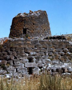 Nuragische Kultur (Nuraghi) Sardinien: Ruinen der nuragischen Stadt auf der megalithischen Stätte von Santu Ante: der zentrale Turm. 1600-1450 v. Chr. Torralba, Sardinien, Italien