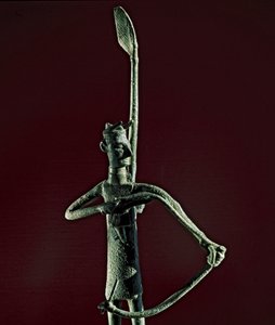 Nuragische Kultur (Nuraghi) Sardinien: Statuette eines Kriegers, der einen bronzenen Bogen zieht. 8.-7. Jahrhundert v. Chr. Cagliari, Museo Nazionale Archeologico, Sardinien, Italien