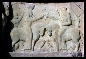 Relief, das die Investitur von König Ardashir I. (ca. 210-241) zeigt, Gründer des Sassanidenreiches im alten Persien von Sasanian
