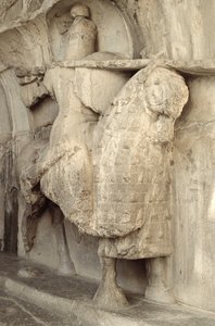 Schnitzerei von Khosrow Parviz auf seinem Pferd Shabdiz mit der Ausrüstung eines schwer gepanzerten Ritters, ca. 620 n. Chr. von Sasanian School