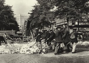 Berlin: Straßenfeger am Wittenbergplatz von Sasha Stone