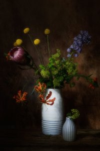 Dunkles Blumenstillleben