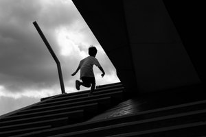 Junge aufwärts Reise