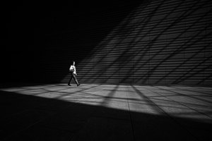 Mann im Sonnenlicht und Schatten