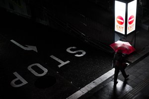 Roter Regenschirm Nachtspaziergang