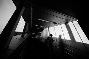 Städtische Figur im Schatten