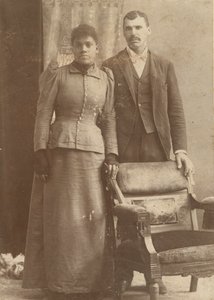 Fotografie eines afroamerikanischen Paares hinter einem Stuhl von Schmitz Studio