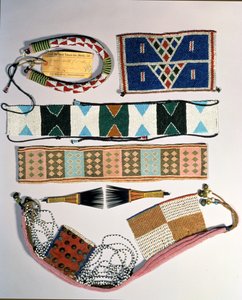 Sammlung von Zulu-Perlenartefakten von School African