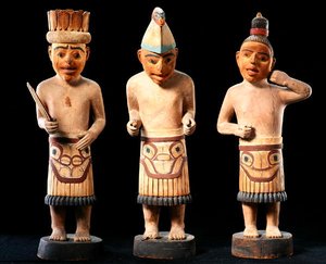 Drei Schamanenfiguren von School American