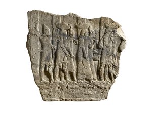 Fragment eines assyrischen Reliefs, das Soldaten zeigt, die Beute und Gefangene aus Babylon eskortieren