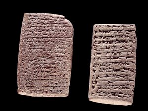 Assyrische Tafeln (links) eines Handelsvertrags (19. oder 18. Jahrhundert v. Chr.) und babylonische Tafeln (rechts) eines Kaufvertrags für ein Haus (zwischen dem 20. und 16. Jahrhundert v. Chr.) mit Keilschriftinschrift von School Assyrian