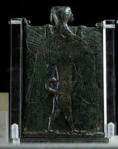 Orientalische Kunst, Assyrien (Mesopotamien): Heft, das einen Exorzismus darstellt (Bronze, Rückseite), Antike. Paris, Musée du Louvre