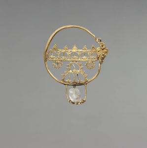 Ohrring mit Durchbrucharbeit, frühbyzantinische Periode, 600-800 (Gold mit Bergkristallperle)