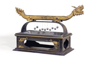 Chinesische schwarz und gold lackierte Drachen-Feueruhr von School Chinese