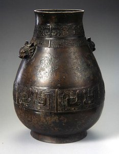 Eine Hu-Vase mit Gussdekoration von School Chinese