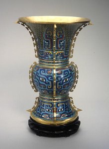Eine Zun-förmige Vase und Ständer von School Chinese