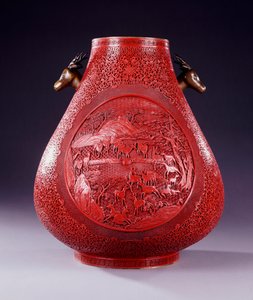 Große geschnitzte rote Lackvase in Birnenform