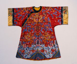 Halbformelle Robe aus rotem Satin, bestickt mit Seiden- und Goldfäden, mit Drachen über einer turbulenten Meereswellenbordüre