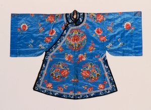 Informeller Mantel aus Vergissmeinnicht-blauem Satin, bestickt mit Pfingstrosen- und Schmetterlingsrundeln, verstreut mit Lotusblumen, Pfirsichen und anderen Früchten und Blumen