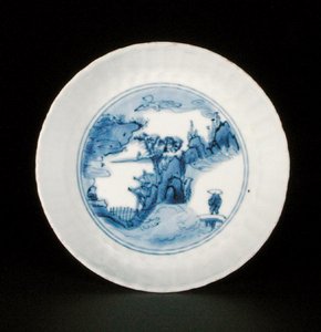 Blau-weiße Kraak-Untertassenschale mit einer Figur in einer Landschaft, Egret-Marke, Wanli oder Tianqi von School Chinese