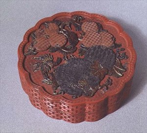 Schachtel mit ockerfarbener, grüner und brauner Dekoration