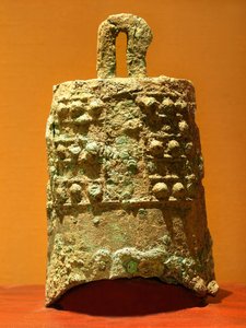 Bronzeglocke (770-476 v. Chr.), entdeckt in Xiangmen. Fotografie, Leonard de Selva, Suzhou Museum, China, 2006.