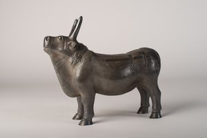 Stier (Silber mit getriebener und getriebener Dekoration)