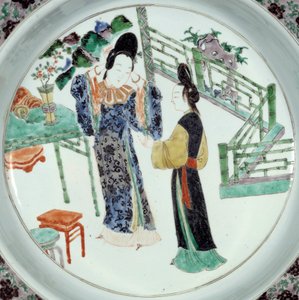 Chinesische Kunst: „Zwei elegant gestylte Frauen“ Keramikteller des 18. Jahrhunderts. Paris, Guimet Museum, Nationalmuseum für asiatische Kunst