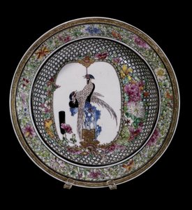 Chinesische Kunst: Keramikteller der rosa Familie, dekoriert mit Vögeln und Blumen. Qianlong-Regentschaft (1736-1795). Paris, Musée Guimet, Nationalmuseum für asiatische Kunst von School Chinese