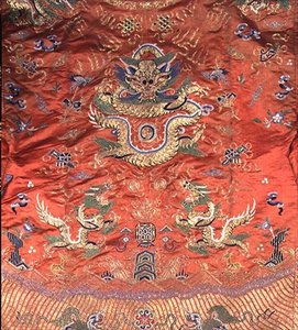 Chinesischer Drachenmantel (bestickte Terrakotta-Seide)