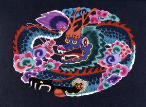 Chinesischer Papierschnitt und koloriert mit einem Drachen von School Chinese