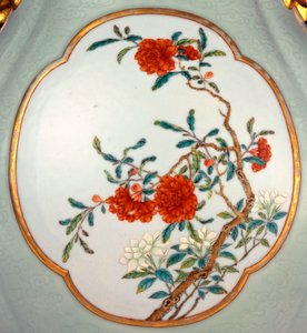 Detail einer feinen und sehr seltenen Famille-Rose-Celadon-Bodenvase mit vergoldetem Emaille von Prunus und Rosen