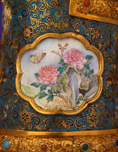 Detail eines Emaille-Kartusche von einem prächtigen kaiserlichen Gold-, Cloisonné- und Peking-Emaille-Krug, Duomuhu, graviert mit Qianlong-Vierzeichenmarke und aus der Zeit, Palastwerkstätten von School Chinese