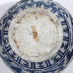 Detail eines außergewöhnlich seltenen und wichtigen blau-weißen Kruges, Guan Yuan Dynastie, Mitte des 14. Jahrhunderts von School Chinese