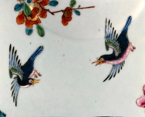 (Detail) von zwei Vögeln im Flug von einer Rose Famille bedeckten Schale, Qianlong-Periode (1736-95) ca. 1745 von School Chinese