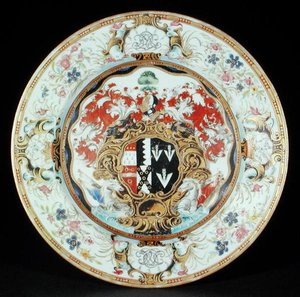 Teller bemalt in Famille-Rose-Emaille im Rokoko-Stil mit den Wappen von Leake Okeover Esq., Kangxi-Periode (1662-1722)