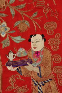 Stickerei, die einen Jungen zeigt, der Tee bringt (Textil) (Detail) von School Chinese