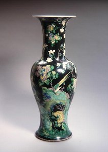 Große Famille Noire Yen Yen Vase, Kangxi-Periode (1662-1722) von School Chinese