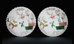 Paar von Tellern dekoriert mit famille verte-Emaille im Kakiemon-Stil, Kangxi-Periode