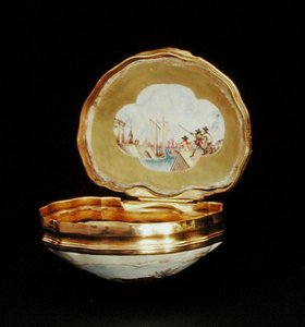 Schnupftabakdose in Form einer Muschel, Qianlong-Periode (1736-95) ca. 1760 von School Chinese