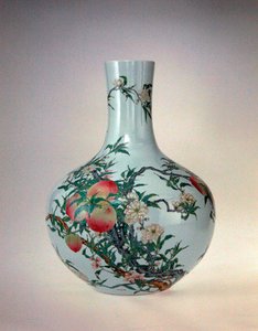 Vase mit Pfirsichen, Qianlong-Periode (1736-95) von School Chinese