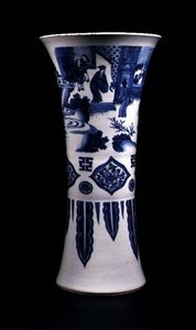 Vase mit drei Registern, Darstellung einer Landschaft, Rautenpaneele und absteigende Lappen